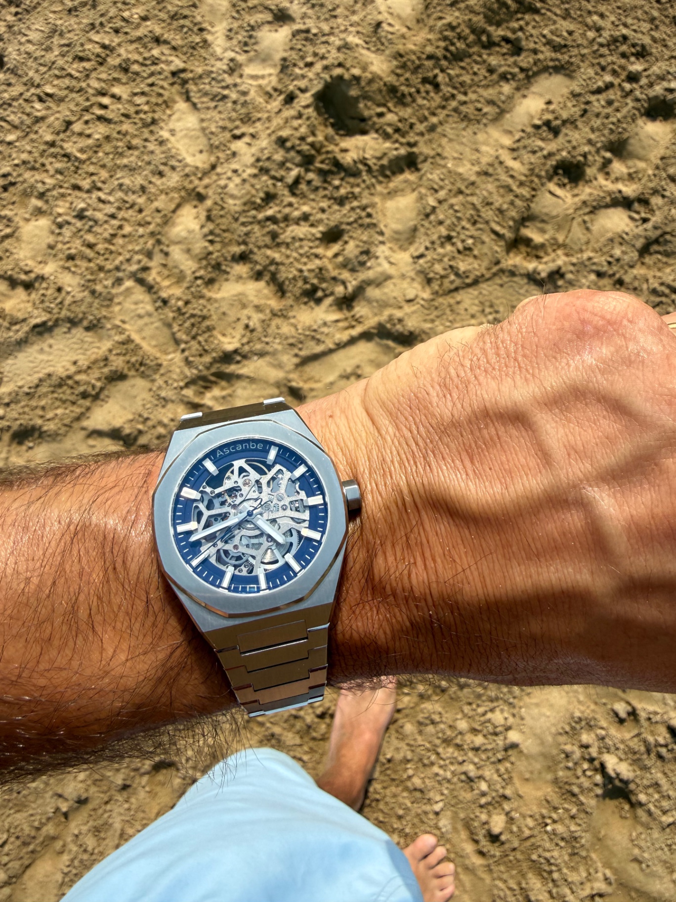 Ascanbe J1: on the wrist